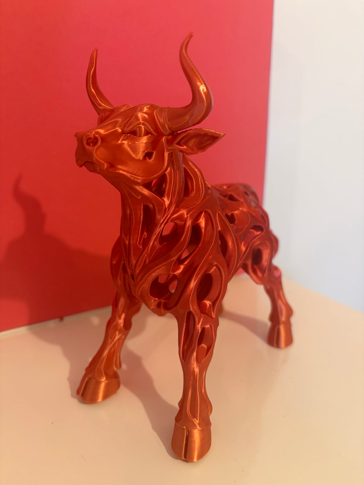 Stier Skulptur 16 cm – 3D-gedruckte Dekofigur – Rot Gold