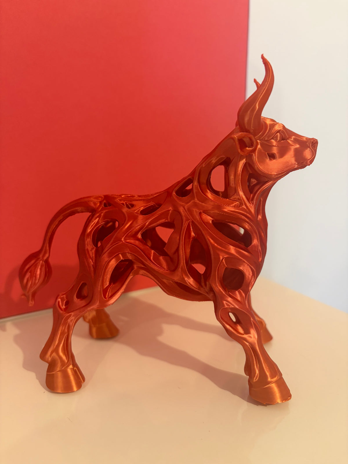 Stier Skulptur 16 cm – 3D-gedruckte Dekofigur – Rot Gold