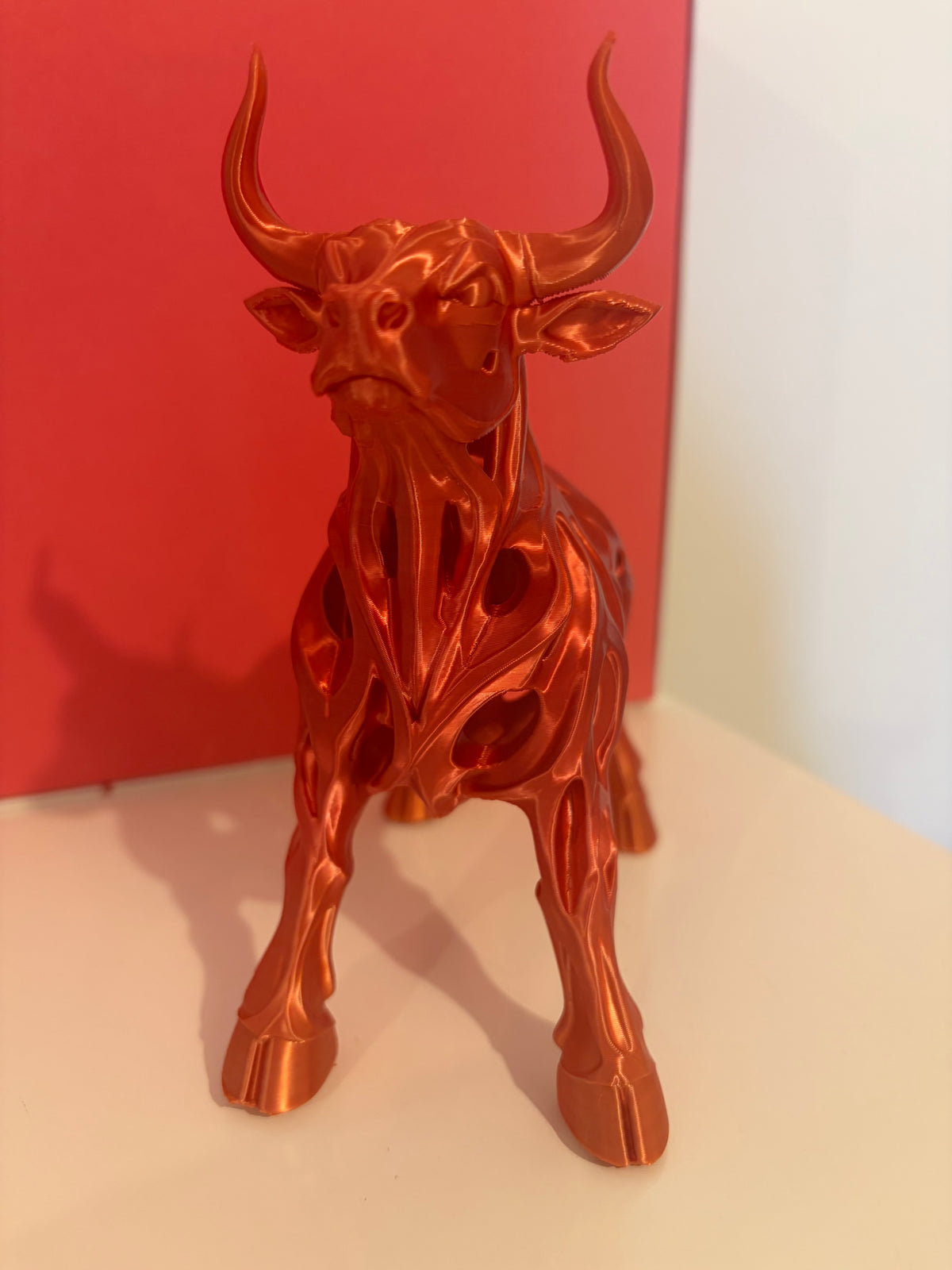 Stier Skulptur 16 cm – 3D-gedruckte Dekofigur – Rot Gold